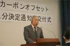 交付式冒頭で挨拶をする郵便事業株式会社代表取締役会長CEOの北村憲雄